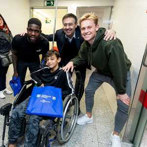 رئيس نادي برشلونة خلال زيارته لإحدى المستشفيات اليوم.