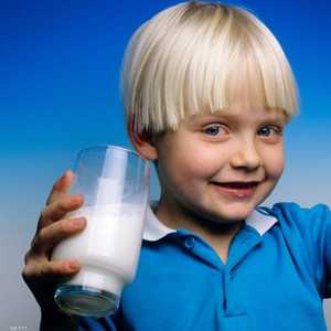 شرب الحليب لو فوائد جمة إلا أنه يسبب متاعب مع كثرته