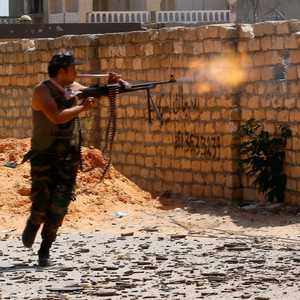 عنصر من الميليشيات المقاتلة في طرابلس