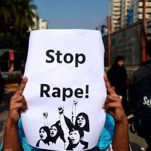 متظاهرة في دكا تحمل يافطة تطالب بوقف الاغتصاب