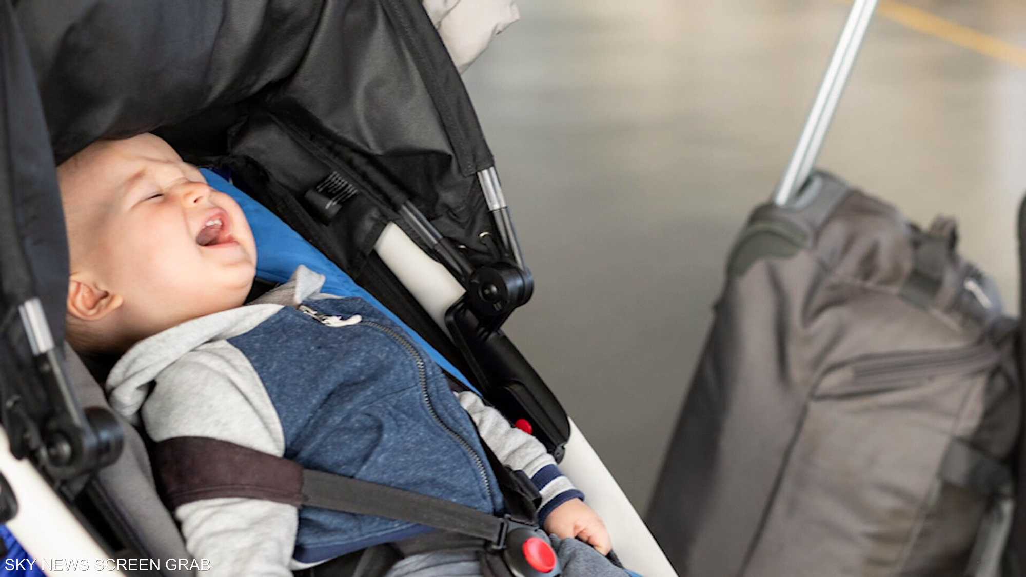 ما هي أسباب بكاء الأطفال في الطائرات؟