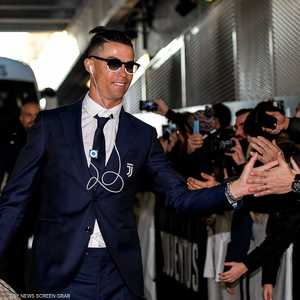 رونالدو يصافح المعجبين قبل التوجه إلى المعلب