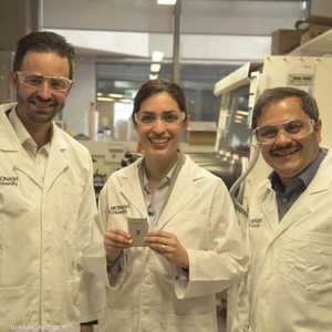 العلماء الذين ابتكروا البطارية الجديدة