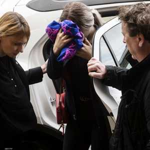 الفتاة البريطانية خلال توجهها إلى قاعة المحكمة