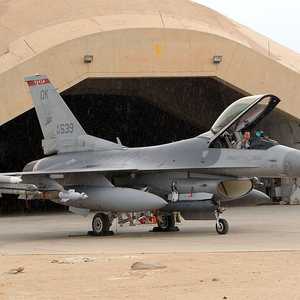 مقاتلة أميركية من طراز أف 16 في قاعدة عين الأسد بالأنبار