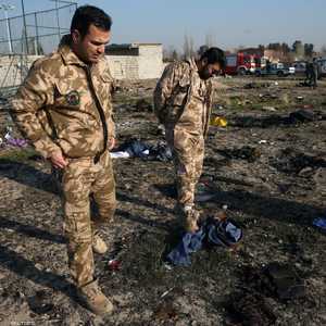 عناصر من الأمن الإيراني في مكان سقوط الطائرة الأوكرانية