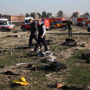 فرق إنقاذ إيرانية في مكان تحطم الطائرة الأوكرانية قرب طهران