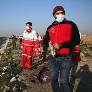 عناصر من الدفاع المدني في موقع سقوط الطائرة