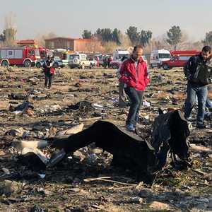 شظايا من الطائرة الأوكرانية المنكوبة قرب طهران