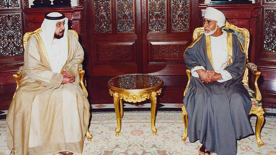خلال لقاء السلطان قابوس مع الرئيس الإماراتي الشيخ خليفة بن زايد آل نهيان