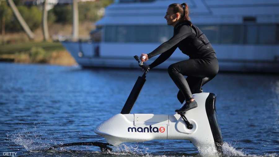 الدراجة الكهرومائية "مانتا 5" أول دراجة كهربائية في العالم تسير على الماء