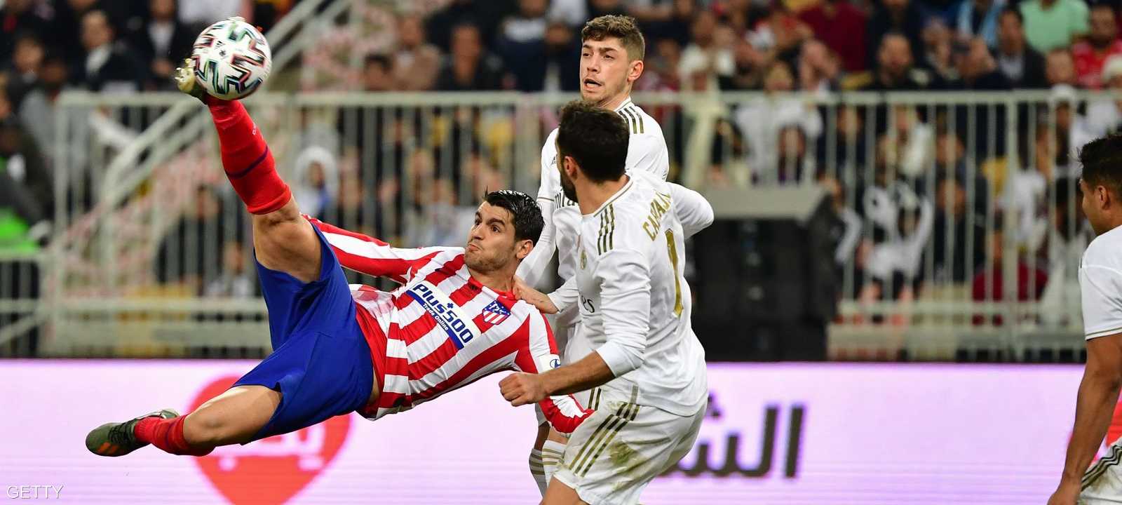 موراتا في لقطة فنية أمام لاعبي ريال مدريد