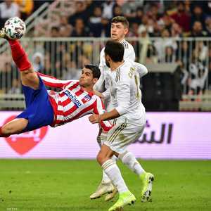 موراتا في لقطة فنية أمام لاعبي ريال مدريد