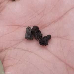 الأحجار تساقطت من السماء في موقع البركان