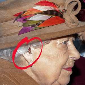 الملكة إليزابيث ويظهر الجهاز بوضوح في أذنها