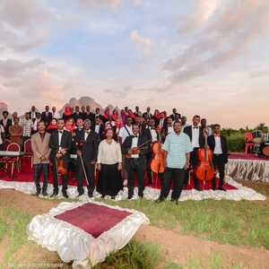 الكورال يتألف من نحو 50 موسيقيا ومغنيا