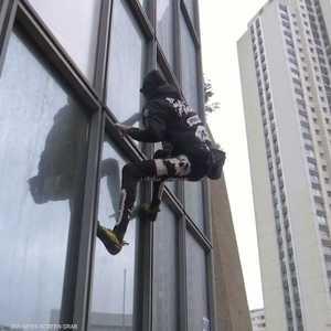 تضامنا مع محتجين.. "الرجل العنكبوت" يتسلق ناطحة سحاب بباريس