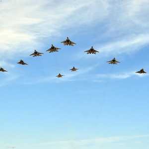 تشكيلات جوية أثناء افتتاح قاعدة برنيس العسكرية