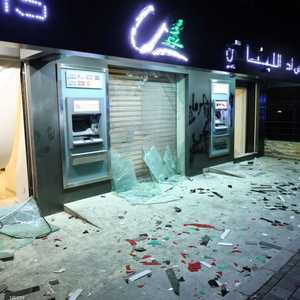 واجهة أحد البنوك التي حطمها محتجون