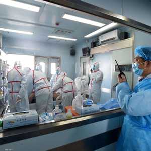 فريق طبي يتعامل مع المرض الغامض