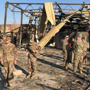 عسكريون أميركيون يتفقدون الخسائر في قاعدة عين الأسد - أرشيف