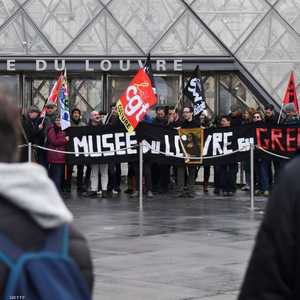 متظاهرون خارج متحف اللوفر