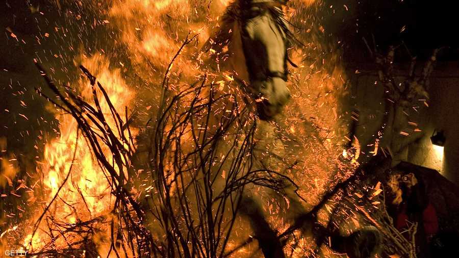 يقوم أكثر من مائة خيل من جميع أنحاء منطقة قشتالة بالقفز على النيران لأكثر من ساعتين