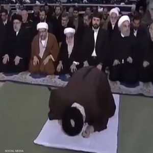 روحاني كان يؤدي الصلاة خلف خامنئي