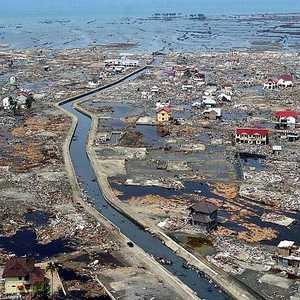 آثار تسونامي ضرب سومطرة في إندونيسيا.. أرشيفية