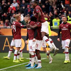 لاعبو فربق ميلان يحتفلون بالفوز على أودينيزي.