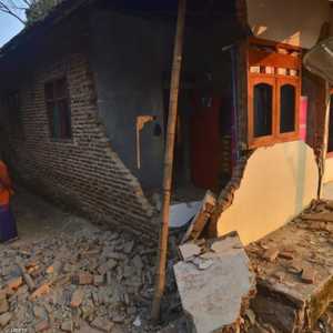 صورة أرشيفة لمنازل تضررت من زلزال في إندونيسيا