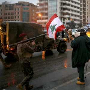 المتظاهرون يطالبون بتنحية الفساد