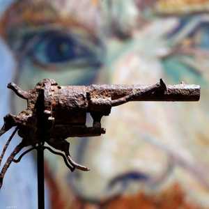 لوحة لفان غوخ وأمامها السلاح الذي يعتقد أنه انتحر بواسطته