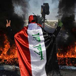 متظاهر وإطارات مشتعلة تغلق الطريق المؤدي لمطار النجف