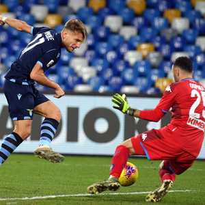 حارس نابولي يتصدى لإحدى هجمات لاتسيو