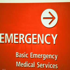 لافتة لإحدى بوابات الطوارئ في مستشفى أميركي