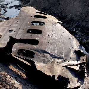 من حطام الطائرة المشؤومة التي ضربها صاروخين إيرانيين