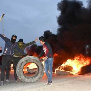 محتجون يغلقون طريقا في مدينة الناصرية جنوبي العراق