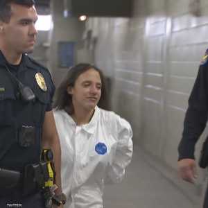 رايتشل هنري برفقة الشرطة