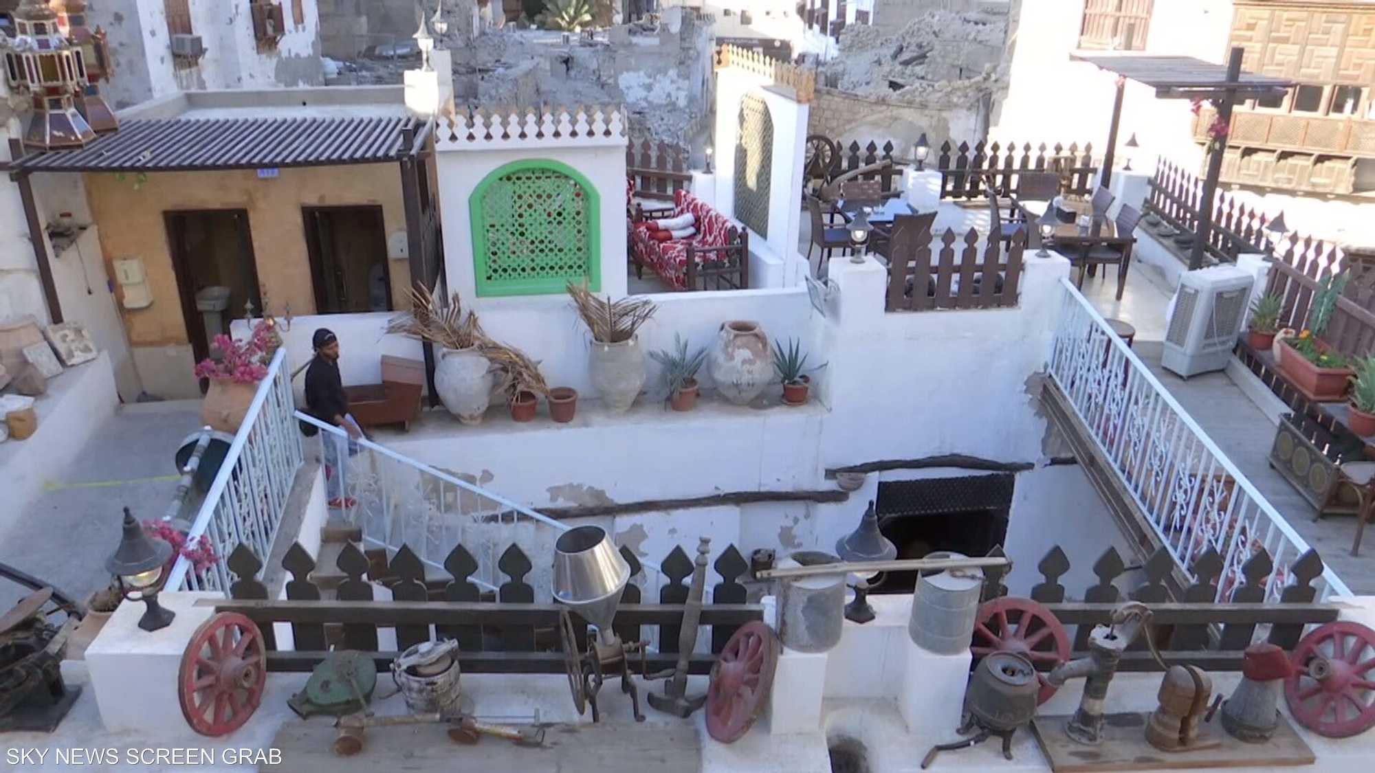 جدة.. قصة مقهى قديم بمقتنيات نادرة