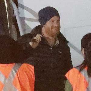 السعادة تغمر وجه هاري لدى وصوله إلى فاكوفر