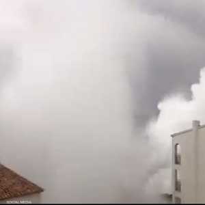 أمواج ضخمة بفعل العاصفة "غلوريا"