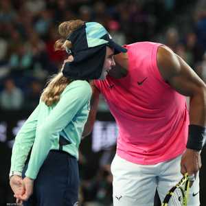 نادال يقبل الفتاة الصغيرة