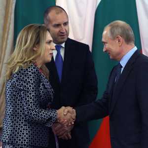 الرئيس الروسي مع نائية رئيس وزراء بلغاريا ماريانا نيكولوفا