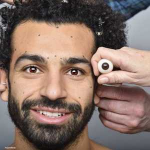 المصممون في المتحف يضعون عين من الشمع بجوار وجه صلاح