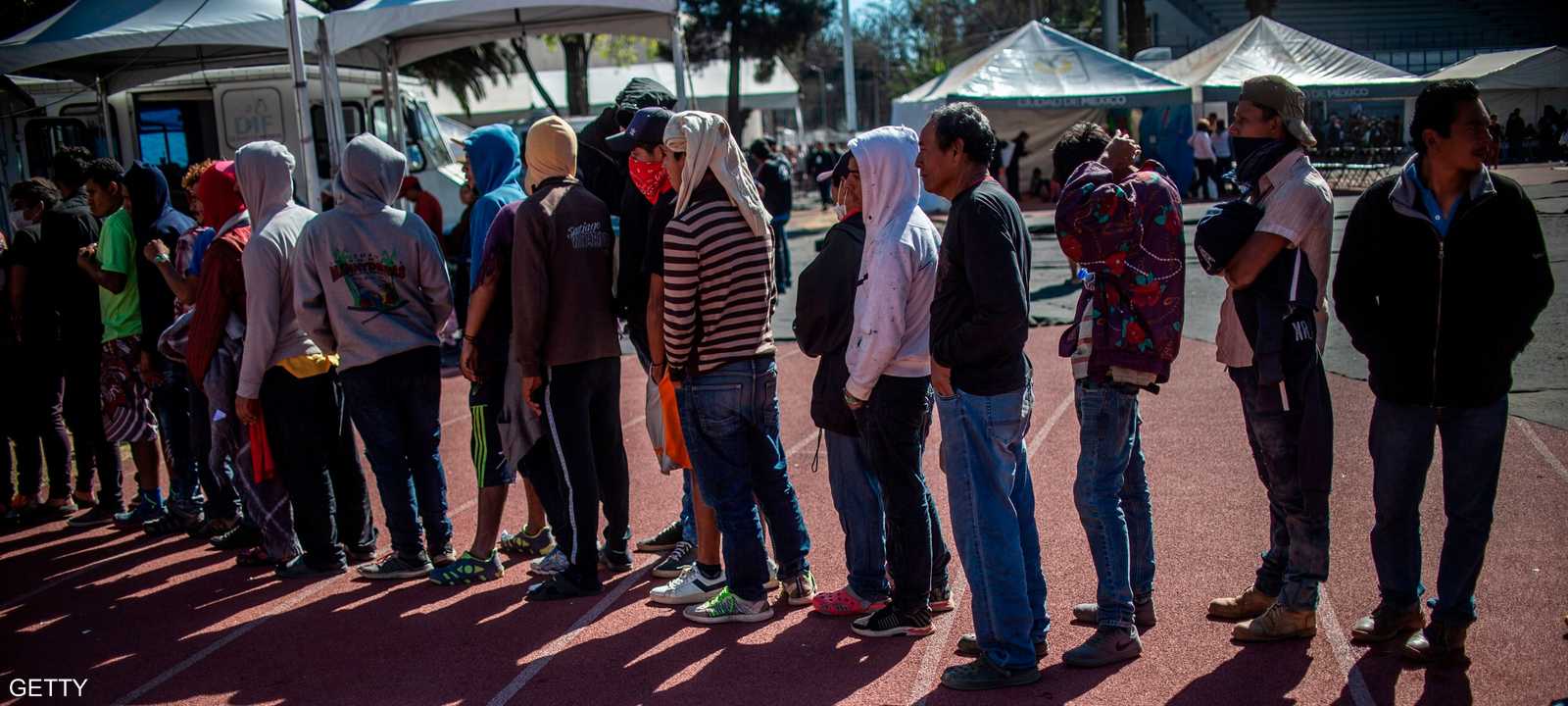 مهاجرون من أمريكا الوسطى يصطفون في طوابير.. أرشيفية