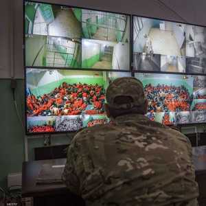 أرشيفية لمقاتل في سوريا الديمقراطية يراقب مساجين من داعش