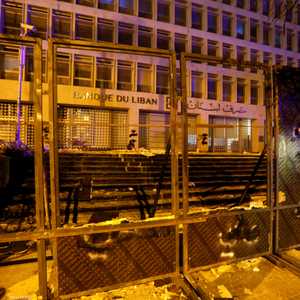 مصرف لبنان المركزي محاطا بأسلاك شائكة في العاصمة بيروت.