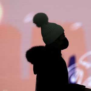 فتاة ترتدي كمامة طبية في إحدى مطارات كوريا الجنوبية