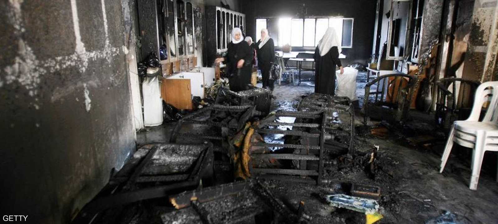 مستوطنون يحرقون مدرسة فلسطينية في الضفة الغربية